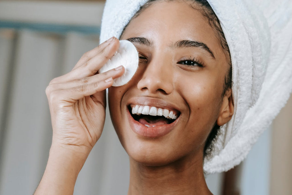How to Quickly Refresh with Facial Towelettes